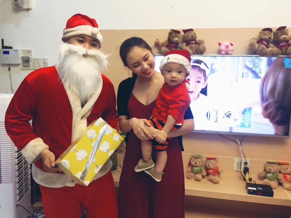 Những hot girl “lên chức” mẹ trong năm 2016 - 4
Thy Thơ và Subin nhận quà Noel