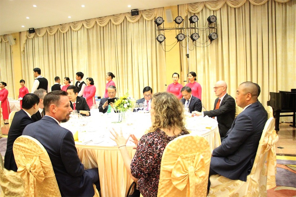 Chủ tịch nước mở tiệc chiêu đãi cấp Nhà nước Tổng thống Donald Trump - 1 Tiệc chiêu đãi Tổng thống Mỹ Donald Trump được tổ chức trang trọng tại Trung tâm Hội nghị Quốc tế (Hà Nội)...