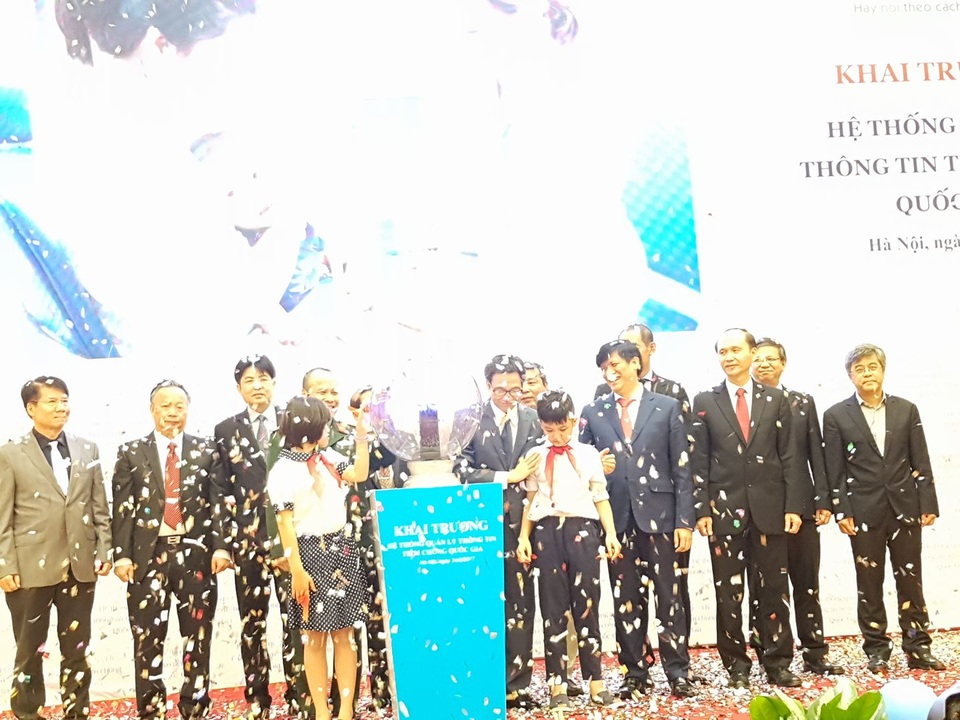 Trẻ chào đời sẽ được cấp mã ID riêng về tiêm chủng - 1 Phó Thủ tướng Vũ Đức Đam cùng lãnh đạo Bộ Y tế chính thức ấn nút khai trương Hệ thống quản lý thông tin tiêm chủng quốc gia. Ảnh: H.Hải
