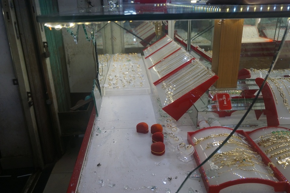 Tổ trưởng tổ dân phố xông ra bắt cướp tiệm vàng bị tông gãy chân - 1 Tiệm vàng bị đập bể kính và lấy đi 10 đôi bông tai bằng vàng tây
