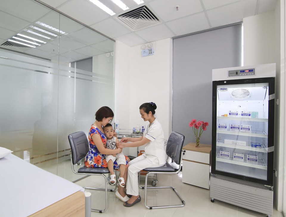 Nhiều trẻ chịu di chứng não vì không tiêm phòng - 1 Tiêm chủng vắc xin là biện pháp dự phòng chủ động căn bệnh viêm não Nhật Bản nguy hiểm.