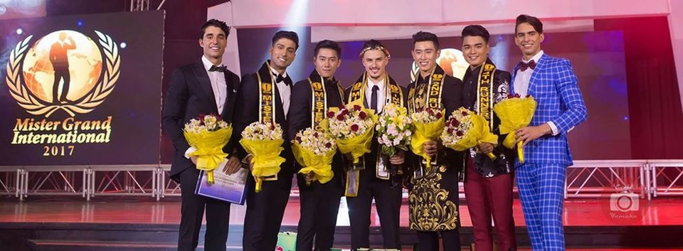 Người mẫu Lương Gia Huy đoạt giải Nam vương Đại sứ Hoàn vũ 2017 - 2 Nguyễn Tiến Đạt (áo dài) cũng vừa đoạt giải Á vương 2 tại Nam vương Hoà bình Quốc tế.