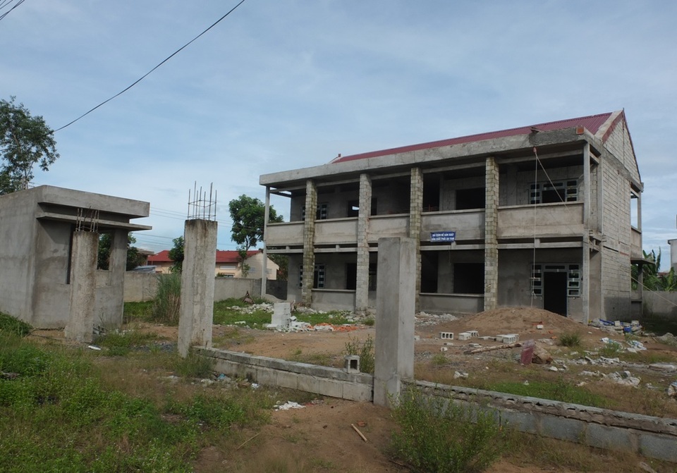 Sắp tựu trường, nhiều công trình trường học vẫn chưa hoàn thành - 1 Theo nhiều người dân sống gần công trình xây dựng trường Mầm non Mỹ Trà thì nhiều tuần qua không thấy bóng dáng công nhân đến làm việc