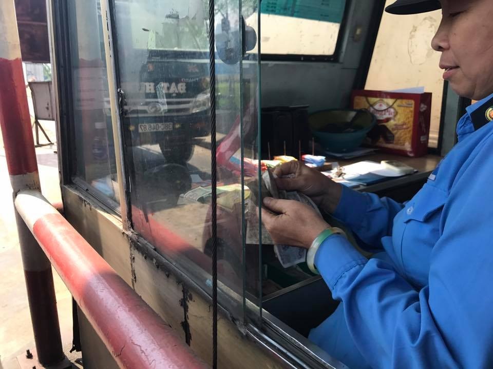 
Nhiều người dân dùng tiền lẻ để mua vé qua trạm đã gây khó khăn cho những người bán vé.
