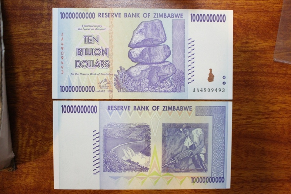 Tiền lì xì in hình gà được săn lùng dịp Tết Đinh Dậu - 7
Ngoài ra, tiền của Zimbabwe cũng là loại nhận được sự quan tâm của phần lớn khách hàng. Các số 0 xuất hiện trên tờ tiền mang ý nghĩa về sự giàu có, thịnh vượng, làm ăn phát đạt trong năm mới.