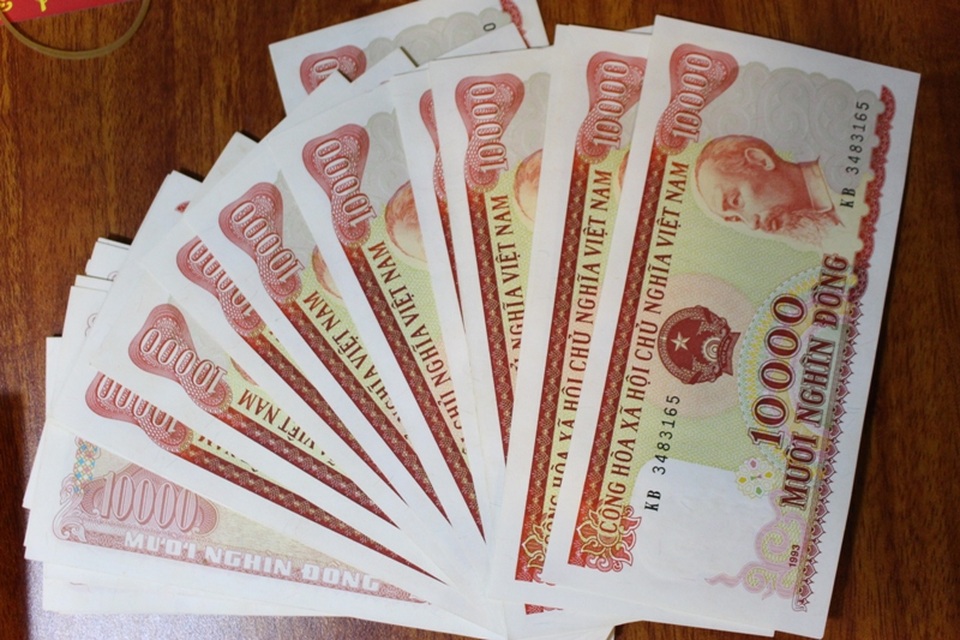 Tiền lì xì in hình gà được săn lùng dịp Tết Đinh Dậu - 9
Được gọi là Hoa hậu tiền Việt bởi màu sắc và thiết kế bắt mắt, tiền 10.000 đồng cũ được giới kinh doanh đặc biệt ưa chuộng.