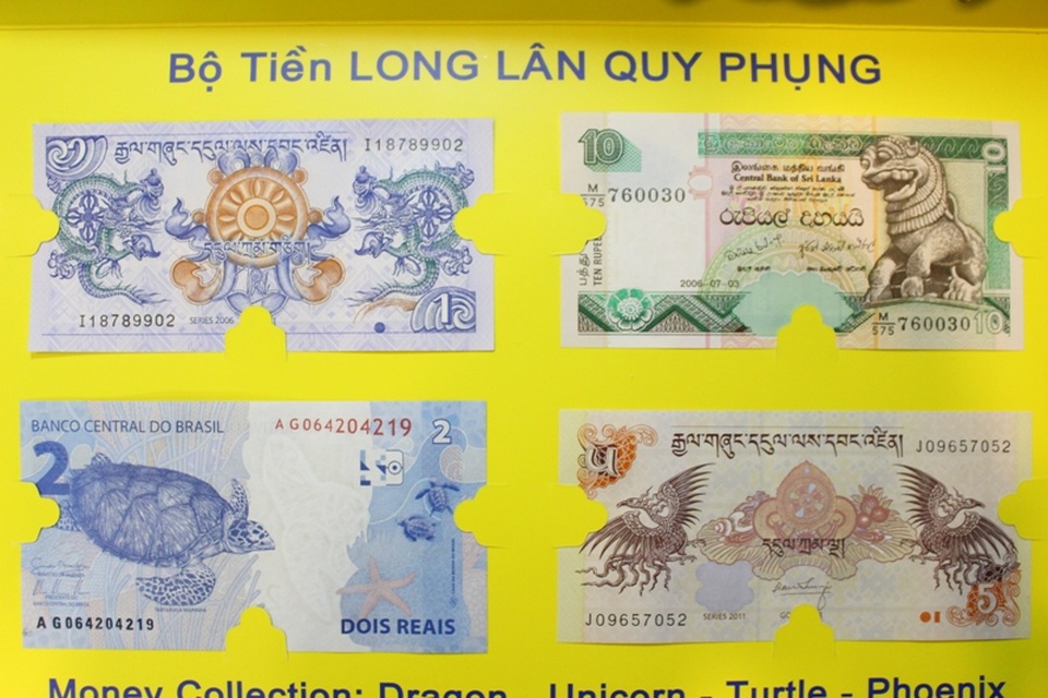 Tiền lì xì in hình gà được săn lùng dịp Tết Đinh Dậu - 5
Bộ tiền long- lân- quy- phụng là loại tiền được khá nhiều phân khúc khách hàng ưa chuộng trong mấy năm gần đây. Đây là 4 con vât trong truyền thuyết, mang nhiều ý nghĩa tốt đẹp. Theo giải thích của anh Chính, tiền in hình long, phụng là tiền của Buhtan tượng trưng cho quyền uy, hóa giải điềm hung và sắc đẹp, trí thông minh. Trong khi đó tiền hình lân của Myanmar thể hiện sự may mắn, còn đồng tiền hình quy của Brazil tượng trưng cho sự trường tồn.