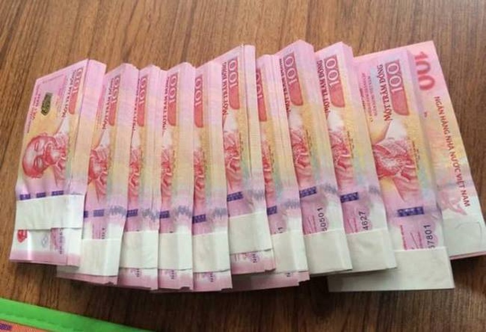Tiền lưu niệm 100 đồng được bán giá đắt gấp ba lần sau một năm - 2 Mặc dù quy định mỗi cá nhân chỉ được mua 5 tờ tiền lưu niệm nhưng nhiều người vẫn mua đi bán lại được số lượng lớn để bán ra ngoài thị trường khi có cầu