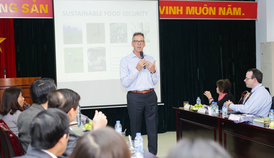 Giải bài toán an ninh lương thực và dinh dưỡng đứng trước nhiều thách thức lớn - 1
Tiến sĩ Harvey Glick - Giám đốc Chính sách và pháp chế - tập đoàn Monsanto khu vực châu Á Thái Bình Dương