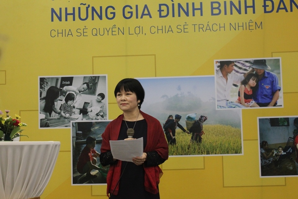 Tiến sĩ Khuất Thu Hồng tại lễ khai mạc cuộc thi ảnh Những gia đình bình đẳng