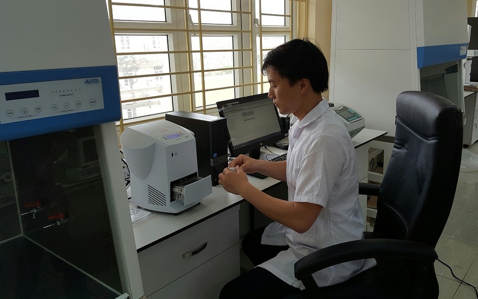 Tiến sỹ 8X và những trăn trở với ngành Nuôi trồng Thủy sản - 2
Hàng ngày vẫn miệt mài nghiên cứu, Tiến sỹ Vinh đang nỗ lực tìm ra các phương pháp phát hiện bệnh mới.
