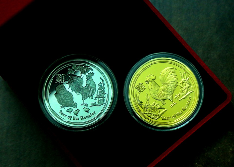 "Săn" tiền in hình con gà, số seri đẹp dịp Tết Đinh Dậu - 11 Đồng xu mạ vàng, mạ bạc in hình gà của Australia cũng đang rất hút khách và được bán với giá 300.000 đồng 1 cặp.