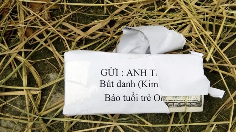 10 xấp tiền đô la âm phủ các đối tượng ném trước nhà anh Thuần