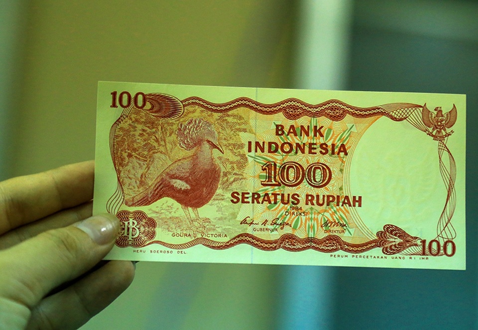 "Săn" tiền in hình con gà, số seri đẹp dịp Tết Đinh Dậu - 2 Đồng tiền 100 rupiah của Indonesia với hình con gà rừng được bán với giá 70.000 đồng một tờ. Tại Indonesia, tờ tiền này đã không còn giá trị sử dụng.