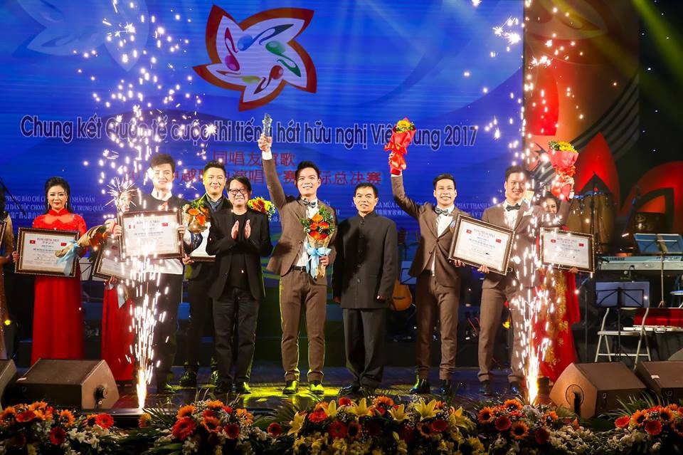 4 chàng “soái ca” giành giải nhất cuộc thi Tiếng hát Việt Trung 2017 - 4 4 anh chàng soái ca Trung Quốc - Việt Nam nhận bằng khen và cúp của BTC trong đêm chung kết.