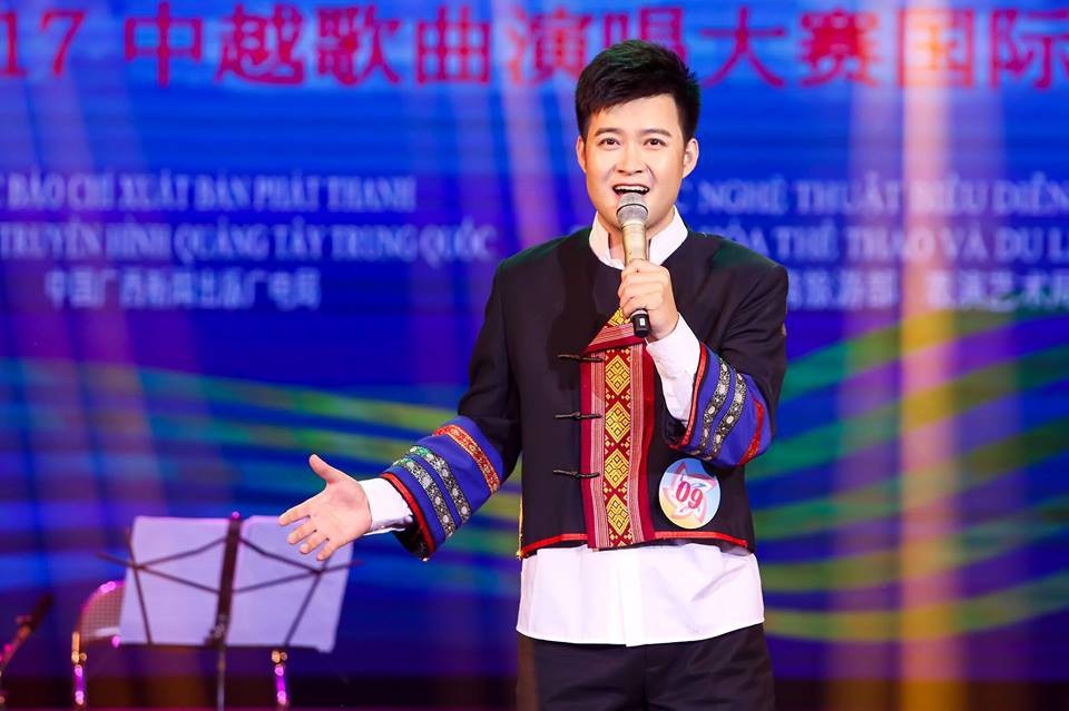 4 chàng “soái ca” giành giải nhất cuộc thi Tiếng hát Việt Trung 2017 - 1 Thí sinh Trương Vân Long - Giọng nam cao hát Belcanto của Trung Quốc.
