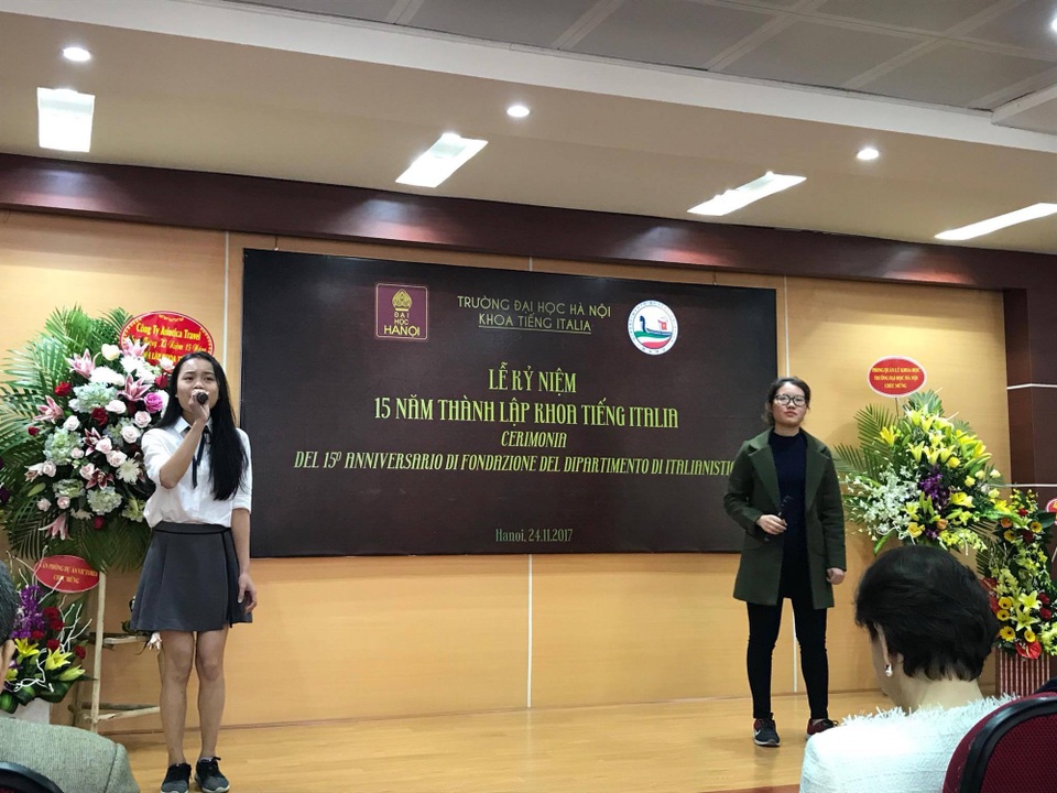 
Sinh viên khoa tiếng Italia hát chào mừng 15 năm thành lập khoa
