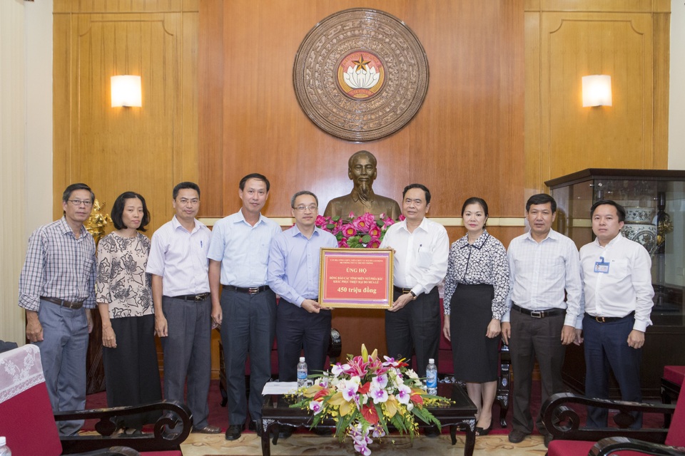 Hơn 13 tỷ đồng hỗ trợ Yên Bái, Sơn La khắc phục hậu quả lũ lụt - 4
Chủ tịch UB TƯ MTTQ Việt Nam tiếp nhận số tiền ủng hộ của Bộ Thông tin - Truyền thông gửi tới người dân 2 tỉnh Yên Bái, Sơn La.