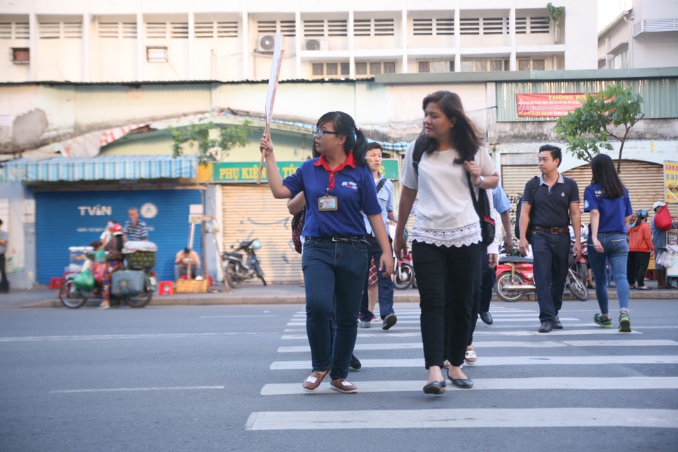 "Chừng nào sĩ tử vẫn còn thi cam go, chừng đó còn Tiếp sức mùa thi" - 2 SVTN hỗ trợ thí sinh sang đường trong những ngày cao điểm mùa thi