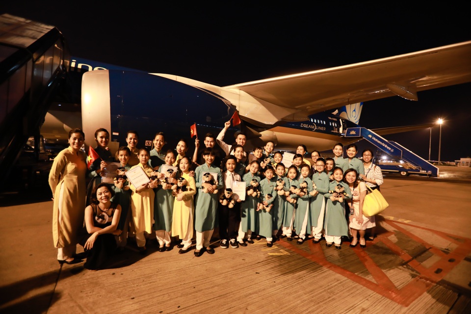 Các tiếp viên hàng không nhí ca hát, nhảy múa, tặng quà và chụp ảnh cùng phi hành đoàn, trên chuyến bay đặc biệt dịp 1/6