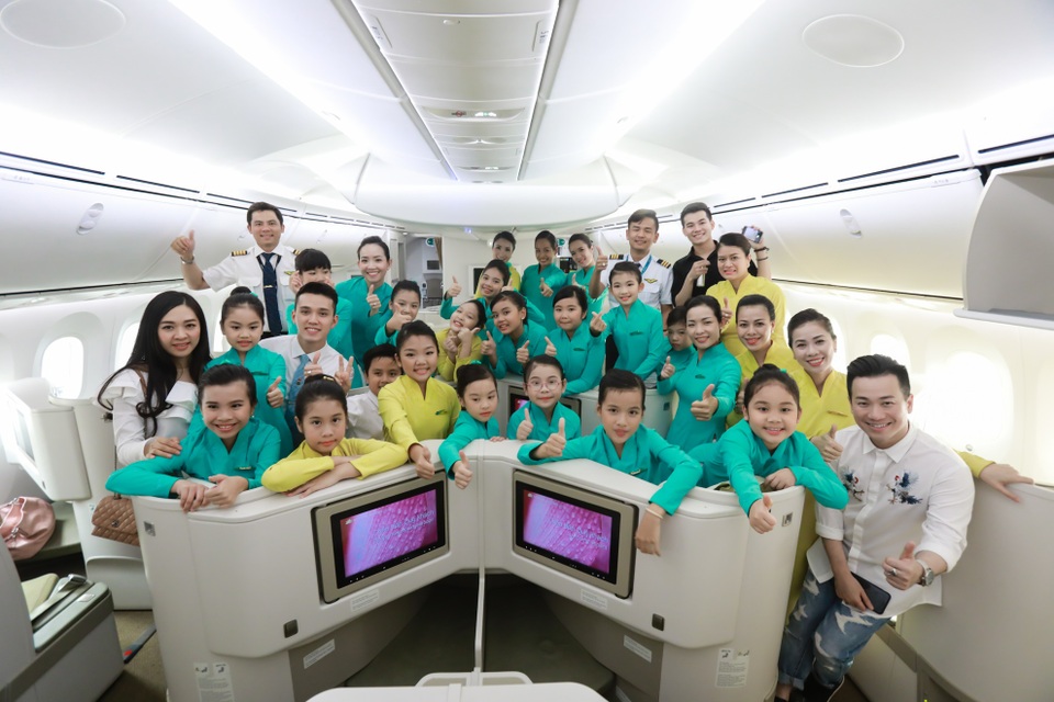Các tiếp viên nhí trên chuyến bay đặc biệt của Vietnam Airlines trong dịp 1/6