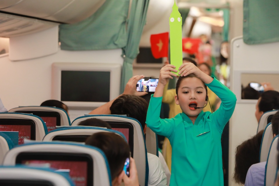 Ấn tượng những “tiếp viên hàng không nhí” trong dịp 1/6 - 2