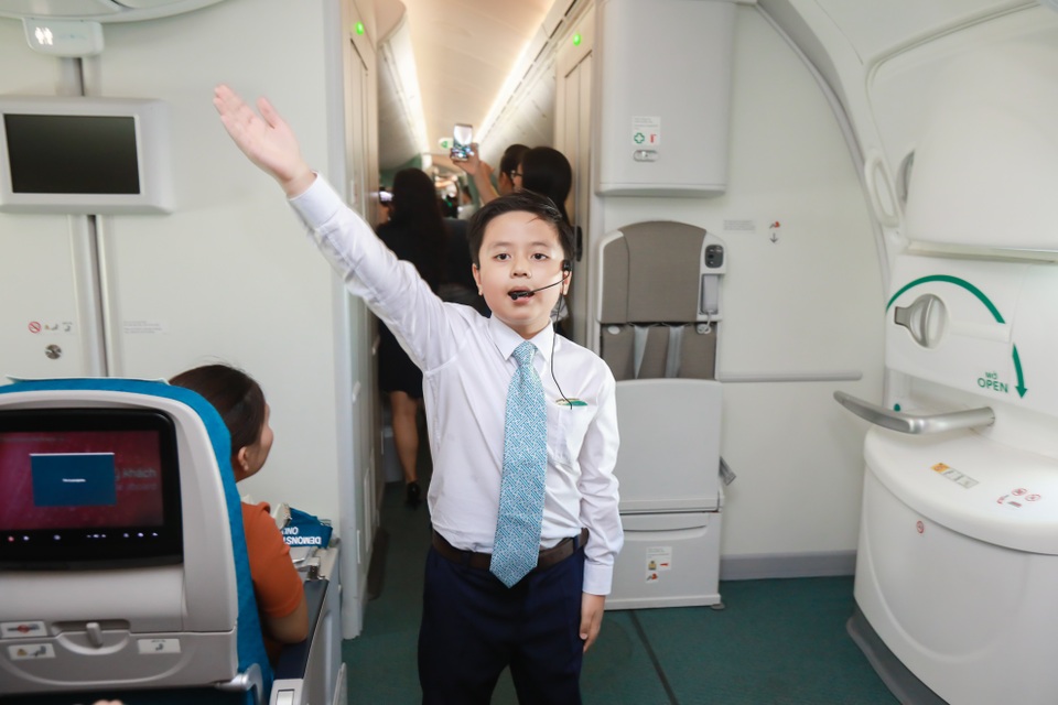 Ấn tượng những “tiếp viên hàng không nhí” trong dịp 1/6 - 3