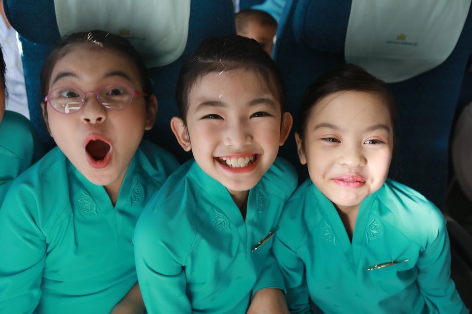 Ấn tượng những “tiếp viên hàng không nhí” trong dịp 1/6 - 5