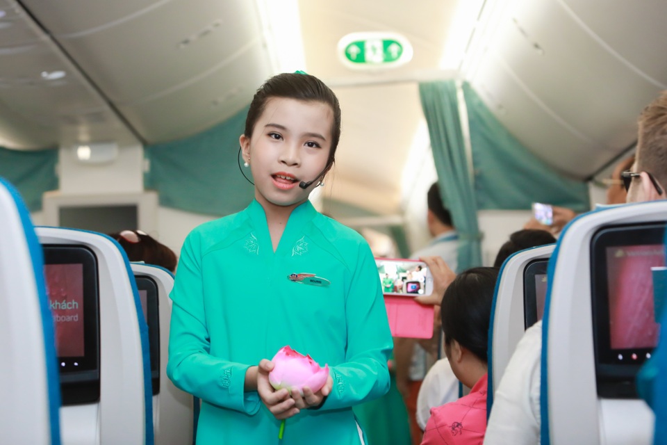 Ấn tượng những “tiếp viên hàng không nhí” trong dịp 1/6 - 4