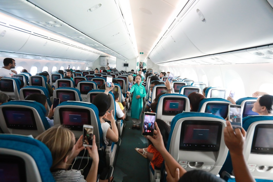 Ấn tượng những “tiếp viên hàng không nhí” trong dịp 1/6 - 10