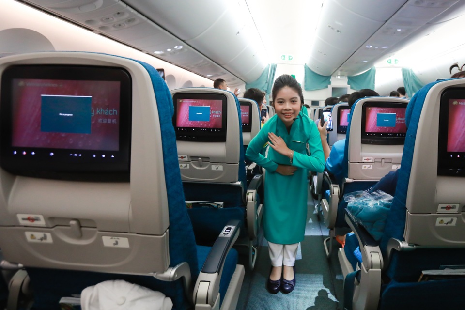 Ấn tượng những “tiếp viên hàng không nhí” trong dịp 1/6 - 9