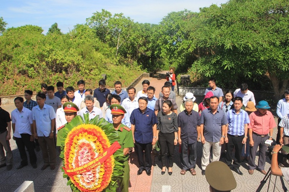 Quảng Trị: Xây dựng Cồn Cỏ trở thành đảo du lịch, đảm bảo môi trường trong sạch … “3 không” - 1 Đoàn ĐBQH tỉnh dâng hương tri ân các liệt sĩ