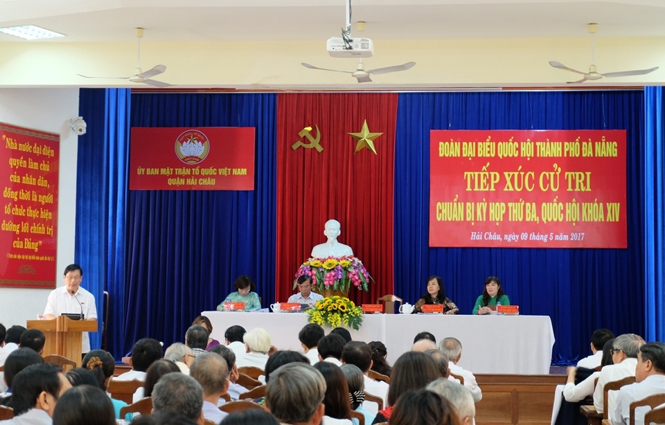 Cử tri Đà Nẵng: Bộ GD&ĐT cần nghiên cứu kỹ trước khi cải cách, đổi mới giáo dục - 1 Đoàn đại biểu Quốc hội TP. Đà Nẵng tiếp xúc cử tri tại quận Hải Châu sáng 9/5