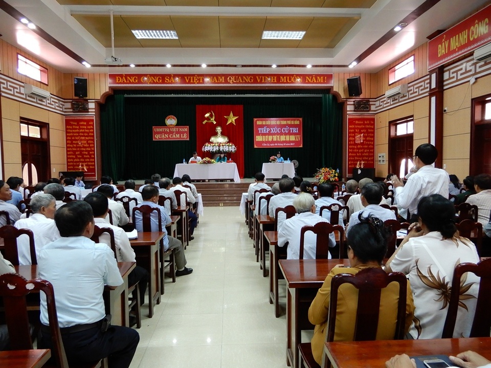 Cử tri Đà Nẵng: Vũ "Nhôm" là ai mà tác động nhiều đến thành phố như thế? - 1 Đoàn đại biểu Quốc hội TP Đà Nẵng tiếp xúc với cử tri quận Cẩm Lệ chuẩn bị cho Kỳ họp thứ tư, Quốc hội khóa XIV.