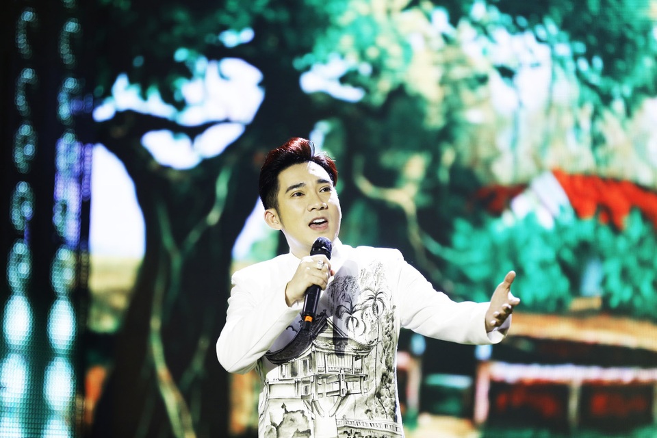 Tiết mục ca khúc “Làng tôi bây giờ” do ca sĩ Quang Hà thể hiện. Đây là ca khúc thuộc mảng dân gian đương đại, nói về thực trạng xã hội ở nông thôn Việt Nam trong quá trình đô thị hóa.