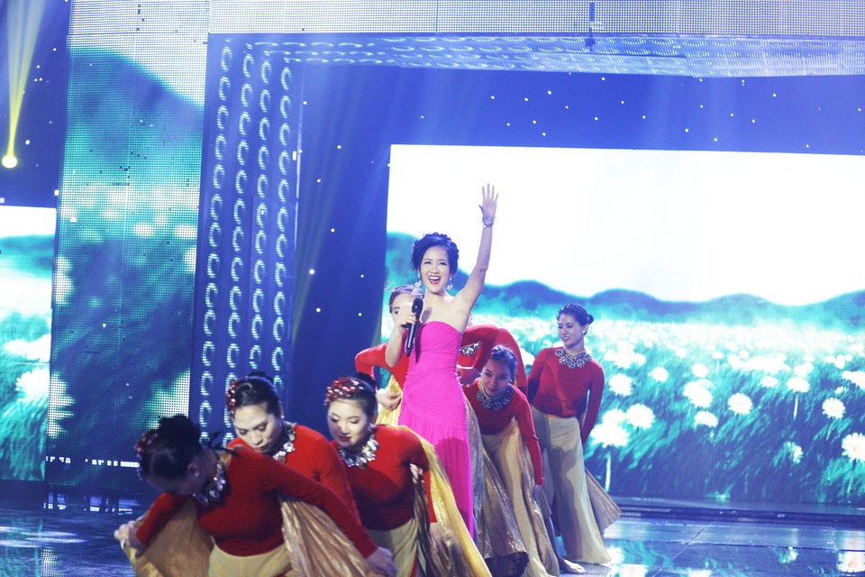 Tiết mục thứ 4 là ca khúc “Một ngày mới” – một sáng tác của nhạc sĩ Huy Tuấn dành tặng cho ca sĩ Hồng Nhung trong 1 buổi sáng trên con đường Đồng Khởi (TPHCM). Ca khúc được nữ ca sĩ thể hiện đầy tươi trẻ, cuốn hút.