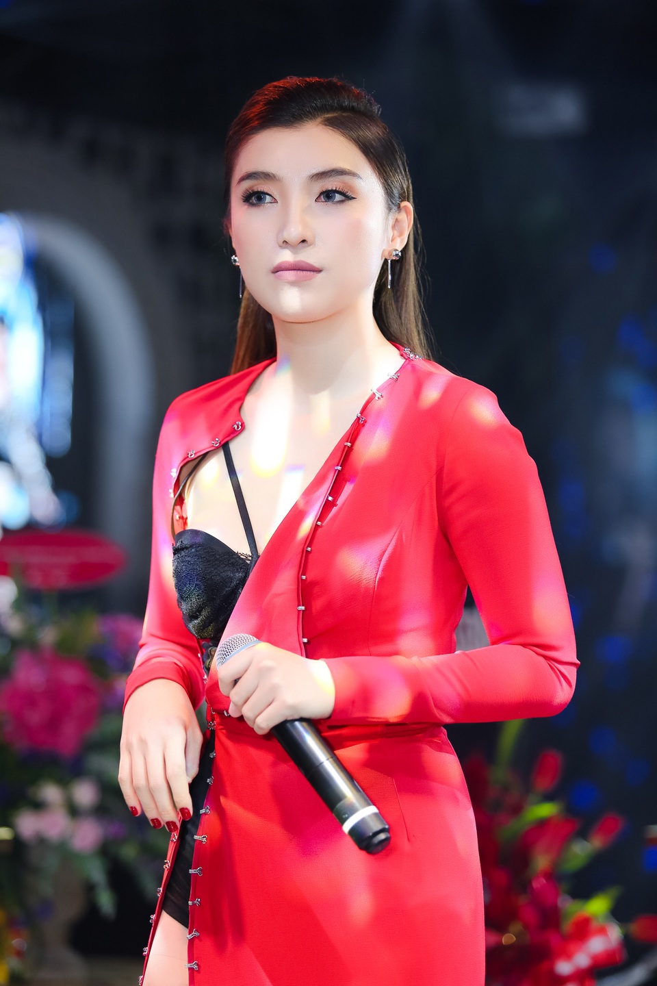 Quá trình quay diễn ra trong 28 tiếng liên tục, tuy vậy Tiêu Châu Như Quỳnh vẫn rất sung sức. Cô liên tục trêu đùa để ekip thấy thoải mái và thêm sức lực chinh chiến. Cô ngại ngùng chia sẻ, vì hiếm khi mặc sexy nên rất ngại ngần. Đặc biệt hơn, một số cảnh đụng chạm bạn trai trong MV khiến người đẹp đỏ mặt. Lúc này, ekip phải liên tục động viên để Tiêu Châu Như Quỳnh diễn cảnh tình tứ với Đặng Quốc Đạt y như thật.