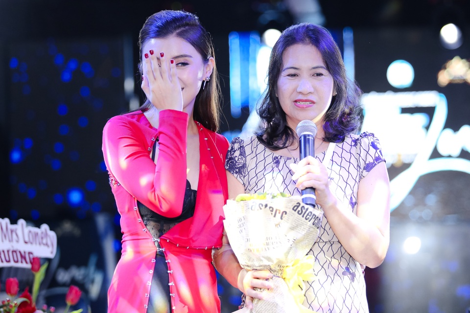 Tại sự kiện, Tiêu Châu Như Quỳnh cũng xin lỗi mẹ vì trong Ngày của mẹ, cô không có thời gian mua quà tặng vì tất bật chuẩn bị cho ngày ra mắt MV nên thời gian hạn hẹp. Mẹ của cô thông cảm cho con gái và chia sẻ, hoàn toàn hạnh phúc khi con có những cộng sự yêu thương hết lòng.