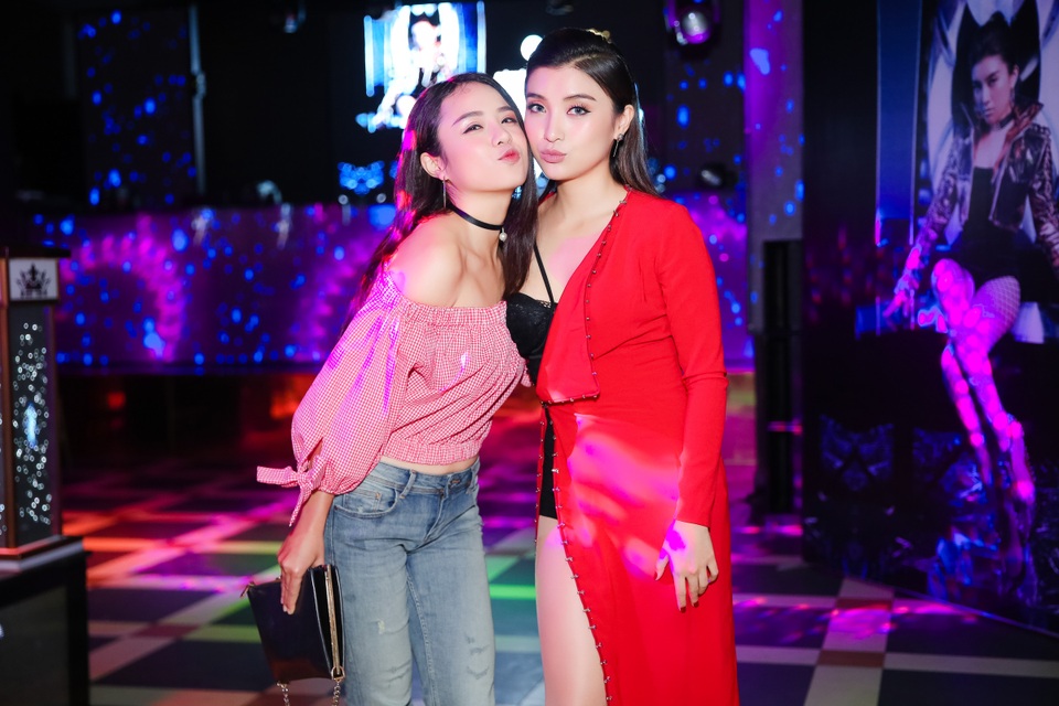 Ca sĩ Thái Trinh (trái) tới dự.