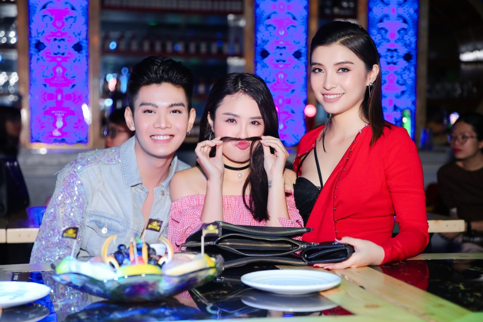 Thái Trinh và Đào Bá Lộc vui vẻ trò chuyện cùng Như Quỳnh.