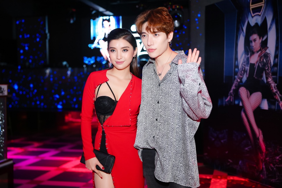 Mrs Lonely là sáng tác của nhạc sĩ tài hoa Châu Đăng Khoa, cũng là người bạn thân thiết của Tiêu Châu Như Quỳnh thời gian qua. Khi mang tâm sự đến với Châu Đăng Khoa, Tiêu Châu Như Quỳnh nhận được sự động viên và dành hẳn ca khúc hay nhất trong kho tàng sáng tác của anh trong đầu 2017. Khi thu âm xong ca khúc đặc biệt này, Tiêu Châu Như Quỳnh quyết định thực hiện bản MV cho ca khúc “lột xác” lần này.