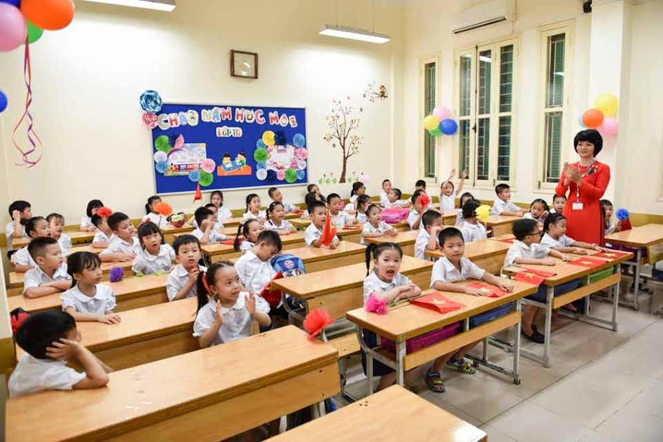 Bỡ ngỡ ngày tựu trường đầu tiên trong đời - 9
Kết thúc lễ khai giảng, các em lớp 1 lên lớp và học môn Đạo đức trong tiết học đầu tiên của năm học mới.