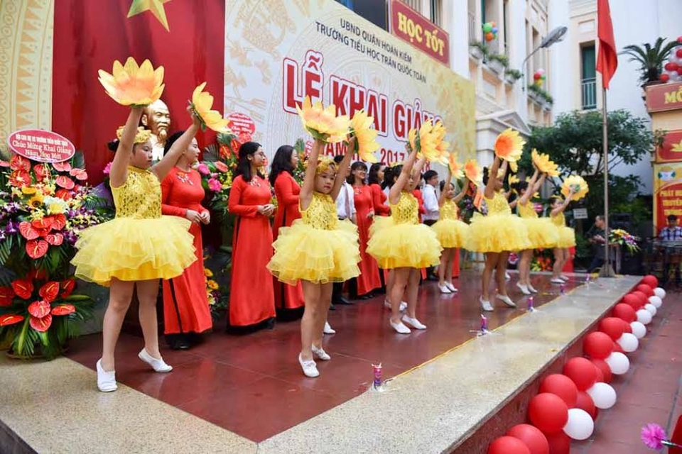 Bỡ ngỡ ngày tựu trường đầu tiên trong đời - 7 Vui ngày khai trường với tiết mục văn nghệ do thầy cô giáo và các em học sinh của trường Trần Quốc Toản thể hiện.