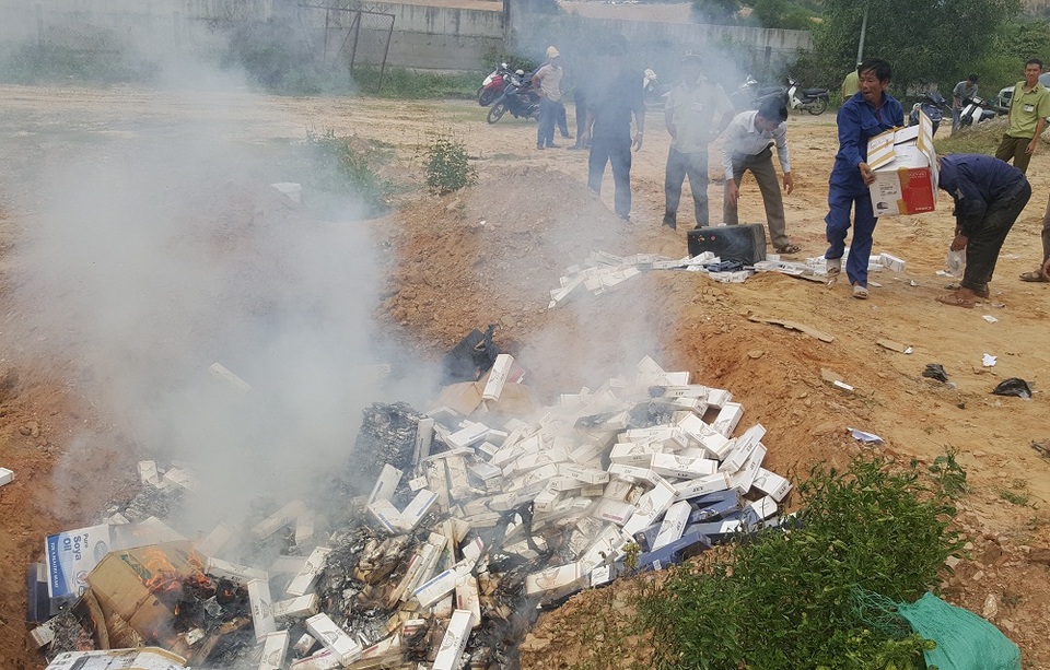 Lực lượng chức năng tiêu hủy số thuốc lá nhập lậu 