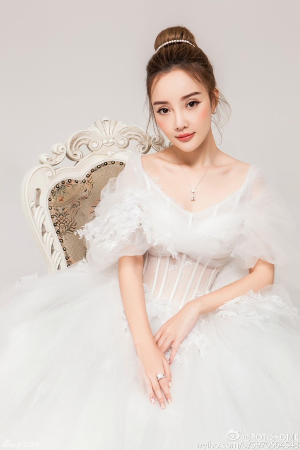 
Lý Tiểu Lộ từng được xem là bản sao của Châu Tấn trong những ngày đầu gia nhập làng giải trí nhưng vài năm trở lại đây, cô đã tạo dựng được vị trí riêng trong làng giải trí. Cô tham gia nhiều gameshow truyền hình, làm người mẫu ảnh bên cạnh công việc làm diễn viên.
