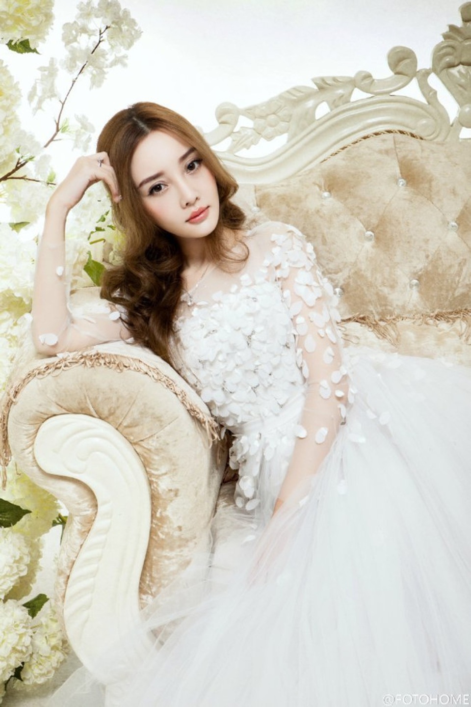 "Gái hai con" Lý Tiểu Lộ sành điệu với áo không quần - 12