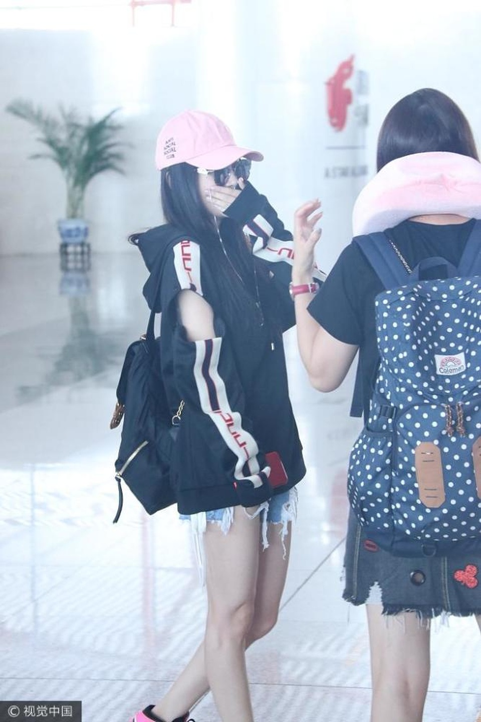 "Gái hai con" Lý Tiểu Lộ sành điệu với áo không quần - 6