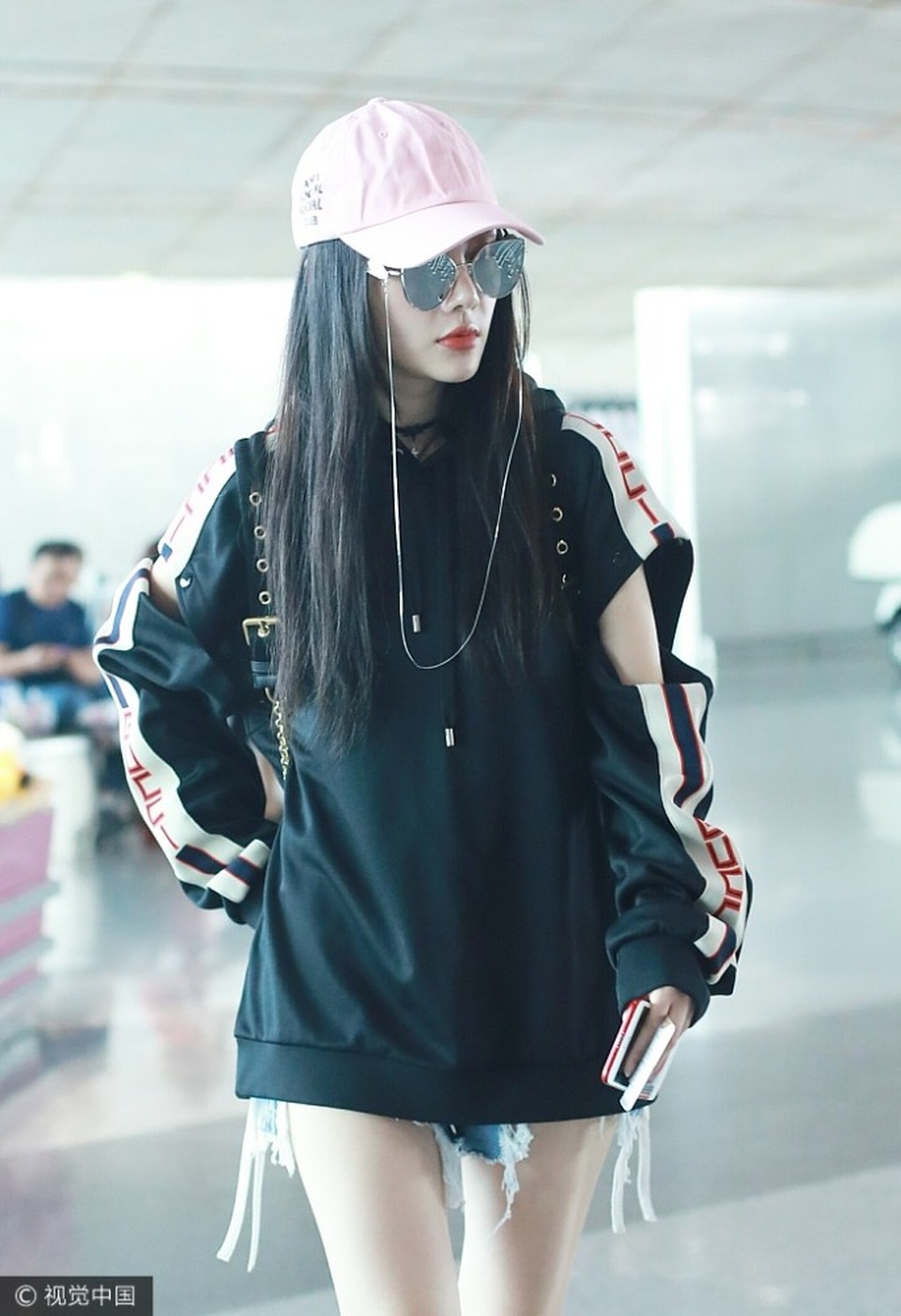 
Lý Tiểu Lộ là một trong những bà mẹ nổi tiếng nhất làng giải trí Hoa ngữ với phong cách thời trang trẻ trung và sành điệu.
