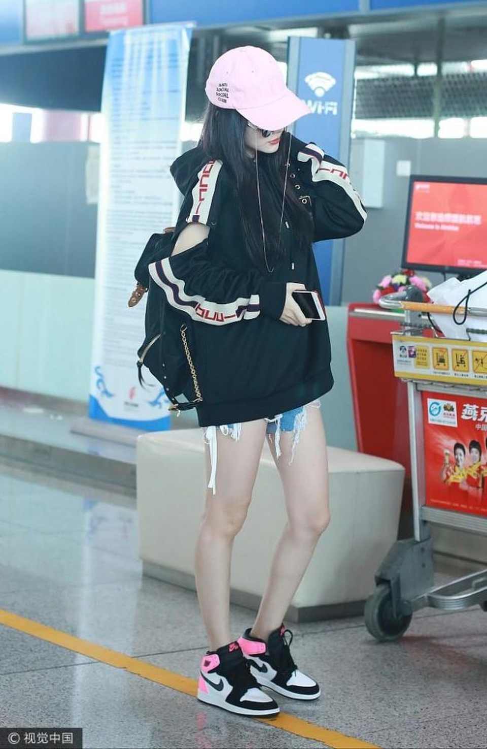 "Gái hai con" Lý Tiểu Lộ sành điệu với áo không quần - 4