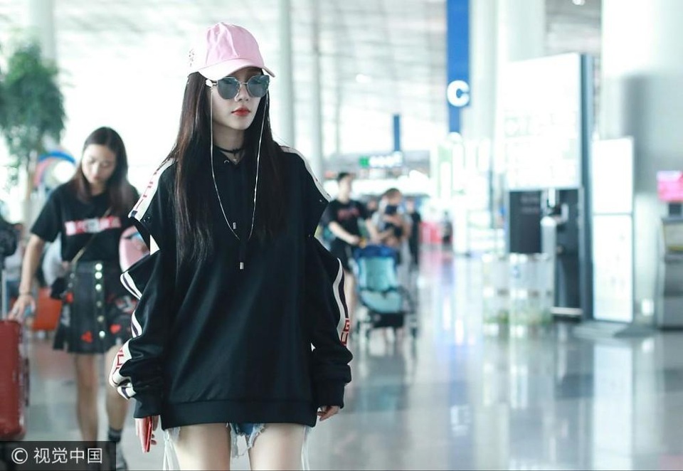 
Ngày 20/8, Lý Tiểu Lộ xuất hiện tại sân bay với bộ trang phục vô cùng trẻ trung và sành điệu, khoe đôi chân thon mịn trắng trẻo. Thật khó tin người đẹp đã ngoài 30 tuổi và qua hai lần sinh nở. 
